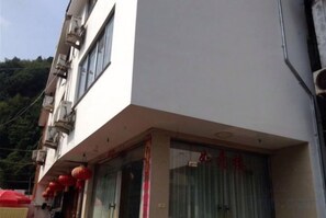 Exterior detail - Ruyilou Hostel (Yueqing)