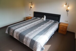 2 Schlafzimmer, Reisekinderbett, WLAN, BettwÀsche