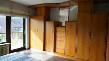 2 Schlafzimmer, Reisekinderbett, WLAN, BettwÀsche