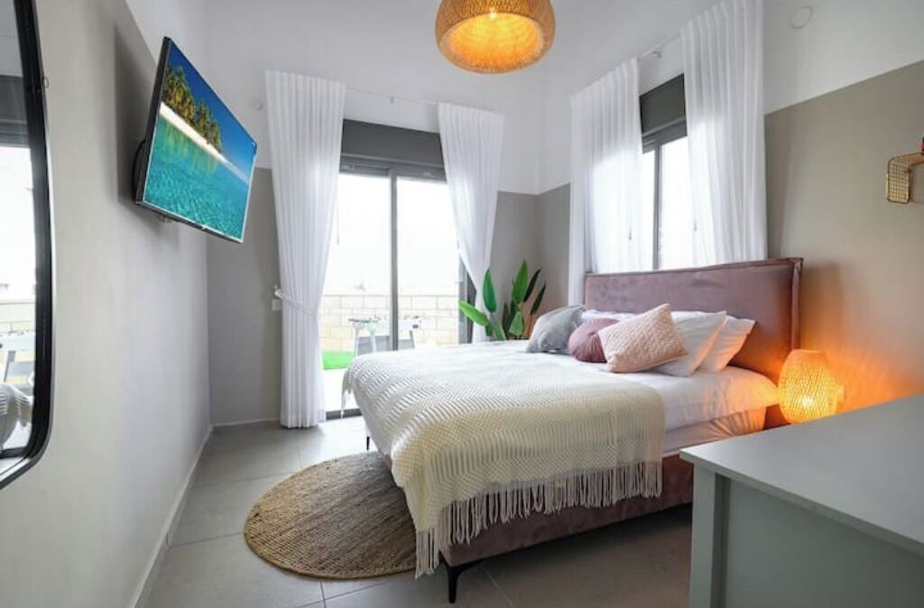 4 bedrooms, travel crib, WiFi, bed sheets