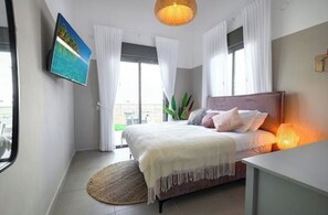 4 bedrooms, travel crib, WiFi, bed sheets