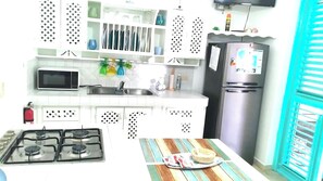 Refrigerador, microondas, parrilla de estufa y cafetera y tetera 