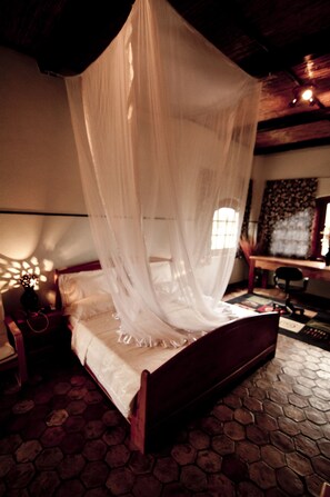 Phòng Grand | Bàn, khu vực làm việc phù hợp cho laptop