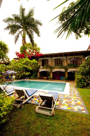 Hồ bơi ngoài trời