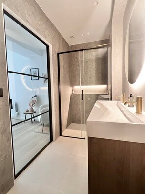 Shower, hair dryer, towels