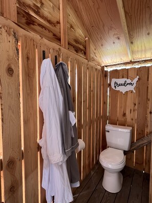 Regadera, toallas, jabón, shampoo