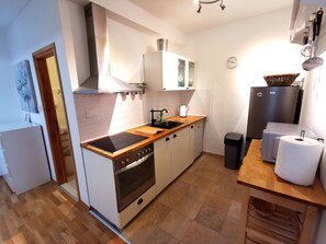 Kühlschrank, Mikrowelle, Ofen, Herdplatte