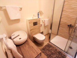 Dusche, Haartrockner, Handtücher, Seife