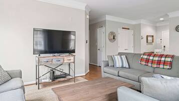 Condo, Berbilang Katil, Kitchen, Garden View (Grande Getaway) | Ruang tamu | 42 inci televisyen skrin rata dengan digital