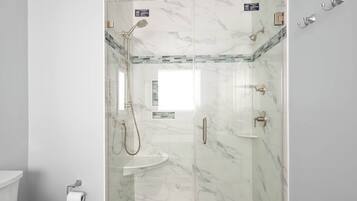 Condo, Multiple Beds, Kitchen, Garden View (Grande Getaway) | Bathroom | Deep soaking tub, hair dryer, towels