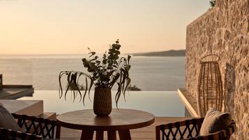 Deluxe Studio Suite, 1 Bedroom, Private Pool, Sea View | Dining room