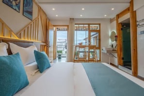 A modern hotel room with a bed, a desk, and a view of the outside. - Nakeli Fuyuan (Main Street Store on Wuyi Street, Lijiang (Lijiang)