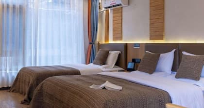 Nakeli Fuyuan (Main Street Store on Wuyi Street, Lijiang