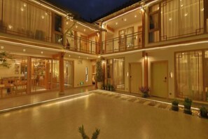 Garden - Nakeli Fuyuan (Main Street Store on Wuyi Street, Lijiang (Lijiang)