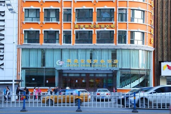 A multi-story building with a prominent entrance and a glass facade. - Shuangsheng Saifu Business Hotel (Harbin)