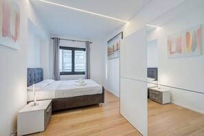 Familie appartement, 3 slaapkamers, 2 badkamers (Boutique Family Suite) | 3 slaapkamers, een laptopwerkplek, een strijkplank/strijkijzer