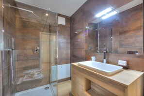 Family Apartment, 3 Bedrooms, 2 Bathrooms (Boutique Family Suite) | Bathroom