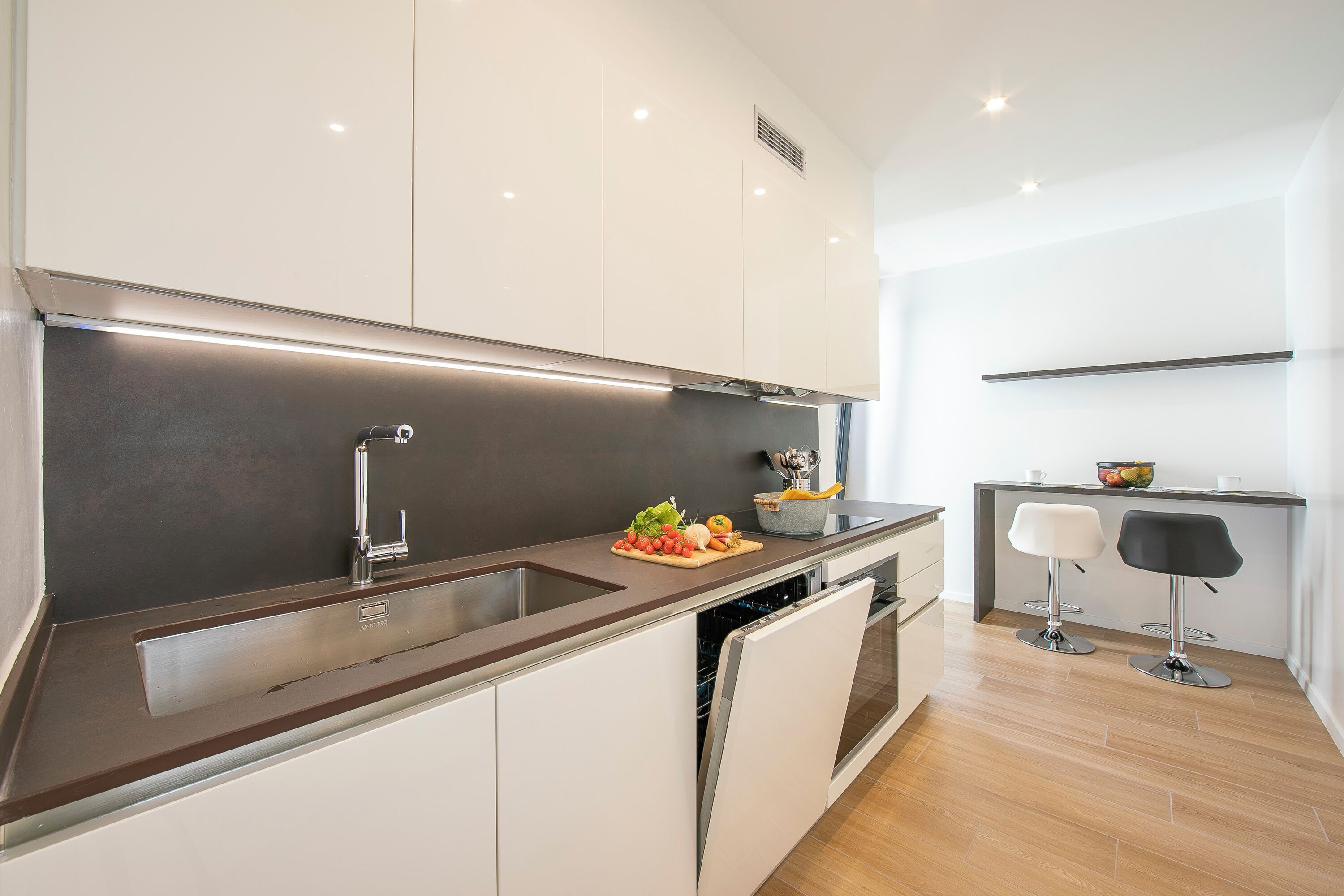 Familielejlighed - 3 soveværelser - 2 badeværelser (Boutique Family Suite) | Privat køkken | Køleskab, mikrobølgeovn, ovn, kogeplade