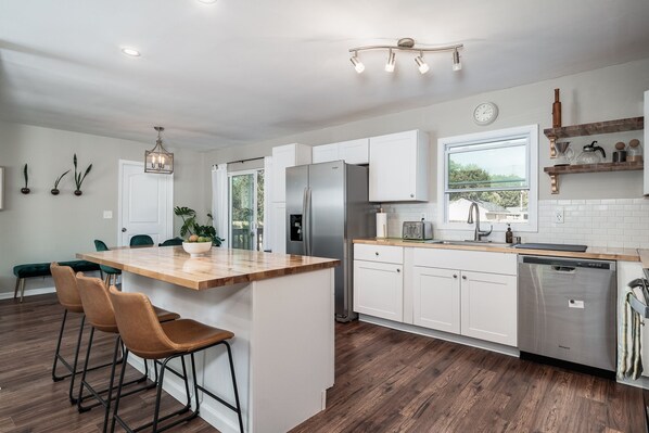 Fridge, microwave, oven, stovetop - 4 BD 2 Bath Home 10 min from base (Jacksonville)