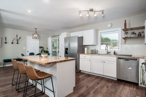 4 BD 2 Bath Home 10 min from base