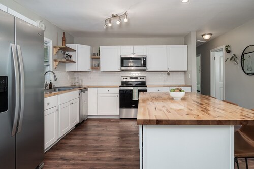 4 BD 2 Bath Home 10 min from base