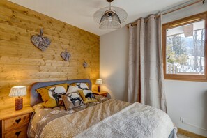 1 habitación, tabla de planchar con plancha y ropa de cama 
