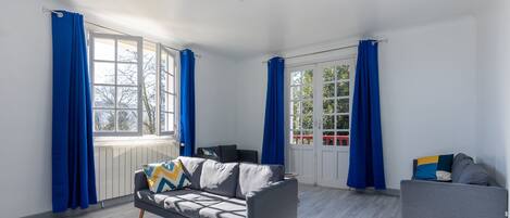 TV, fireplace, stereo