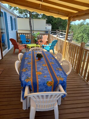 Outdoor dining - MOBIL HOME 40 m², 4 persons in Provence Verte. (Rocbaron)