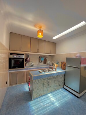 Fridge, oven, stovetop, cookware/dishes/utensils