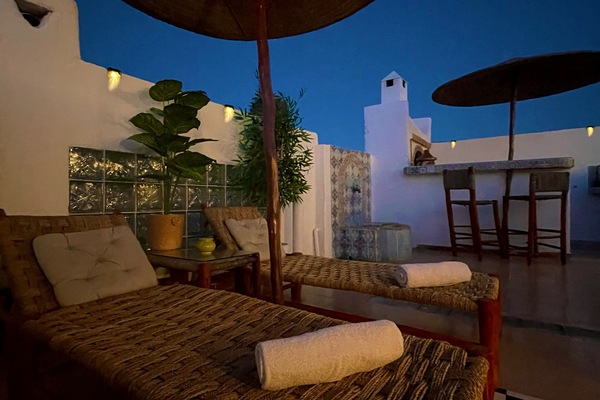 Terrasse apaisante avec lumières solaires qui s’allument auto au coucher.