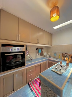 Fridge, oven, stovetop, cookware/dishes/utensils