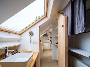 Een douche, een haardroger, handdoeken, zeep