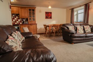 Living area - MYMBYR - a cottage that sleeps 7 guests in 3 bedrooms (Pwllheli)