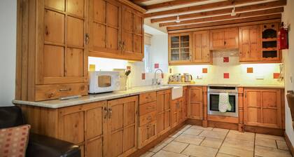 CRAFNANT - a cottage that sleeps 4 guests in 2 bedrooms