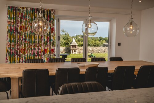 GWYNANT - a cottage that sleeps 4 guests in 2 bedrooms