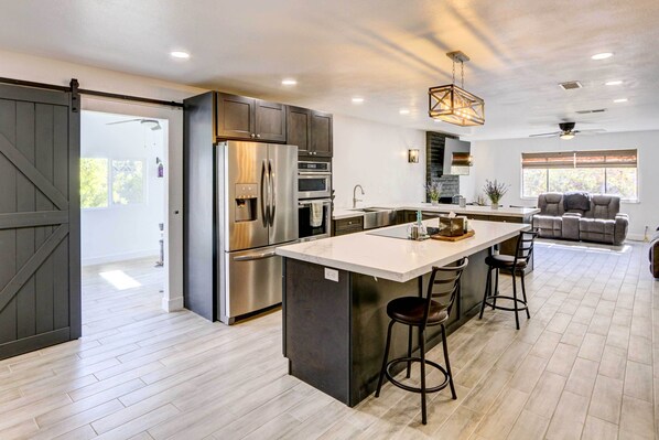 Fridge, microwave, stovetop, dishwasher