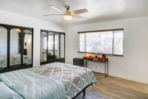 3 bedrooms, internet, bed sheets - Pet-Friendly Las Vegas Home w/ Private Yard! (Las Vegas)