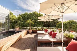 Una piscina al aire libre de temporada