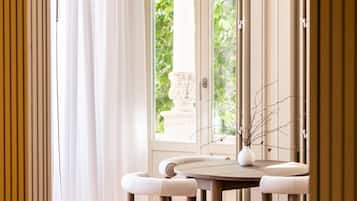 Signature Suite Ocean View | Wohnbereich | Smart-TV