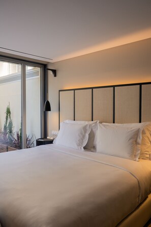Gallery kamer | Luxe beddengoed, donsdekens, een minibar, een kluis op de kamer