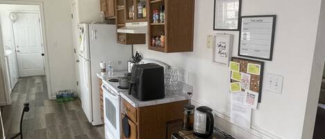 Køleskab, mikrobølgeovn, ovn, kogeplade