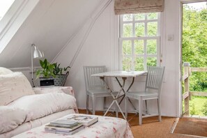 Books - Lofty first floor barn conversion in stunning secluded setting. (Bath)