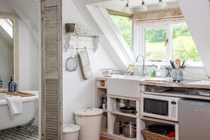 Fridge, oven, cookware/dishes/utensils - Lofty first floor barn conversion in stunning secluded setting. (Bath)