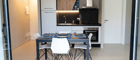 Fridge, oven, stovetop, coffee/tea maker