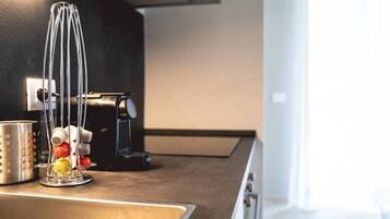 Frigorifero, forno, piano cottura, macchina per tè/caffè