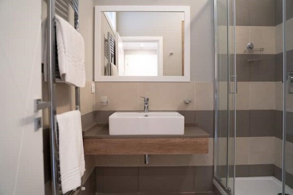 Shower, hair dryer, bidet, towels - Timoleon Suite (Siracusa)