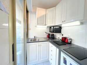 Fridge, microwave, stovetop, coffee/tea maker - LM studio (Cannes)