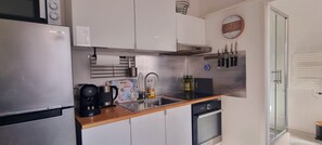 Réfrigérateur, micro-ondes, four, cafetière/bouilloire