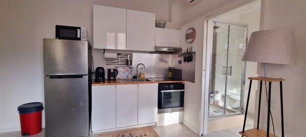 Réfrigérateur, micro-ondes, four, cafetière/bouilloire