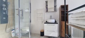 Sèche-cheveux, serviettes fournies